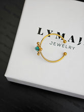 Türkiser Vintage Ring in gold mit einem türkis blauen Naturstein und einem eleganten Muster verstellbar für Frauen aus Edelstahl 18k vergoldet von Lymaja Jewelry